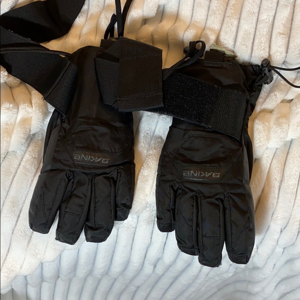 Dakine kids gloves with wrist guard
